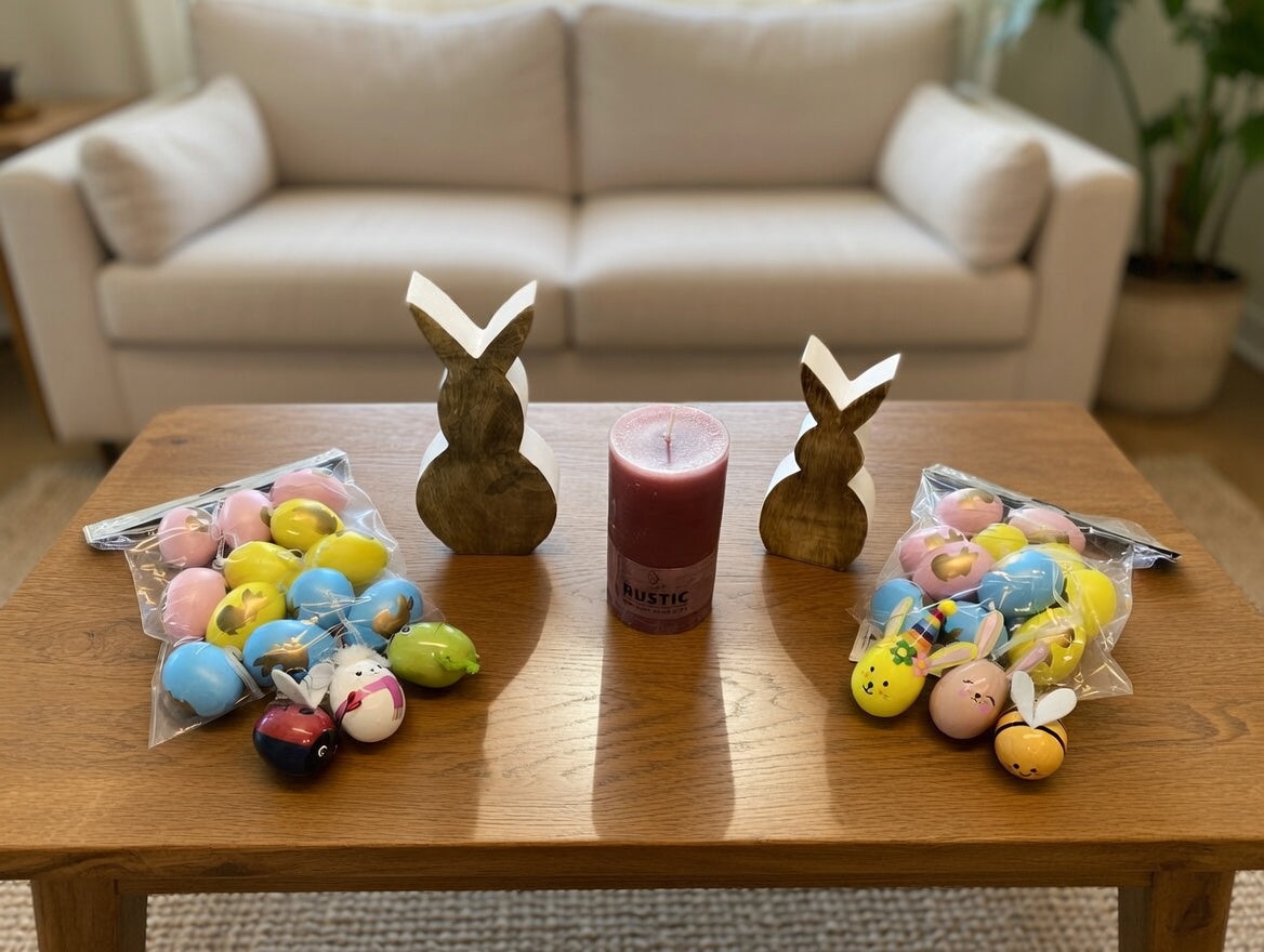 Osterdeko Set mit Holzhasen, bunten Ostereiern & Stumpenkerze Beeren